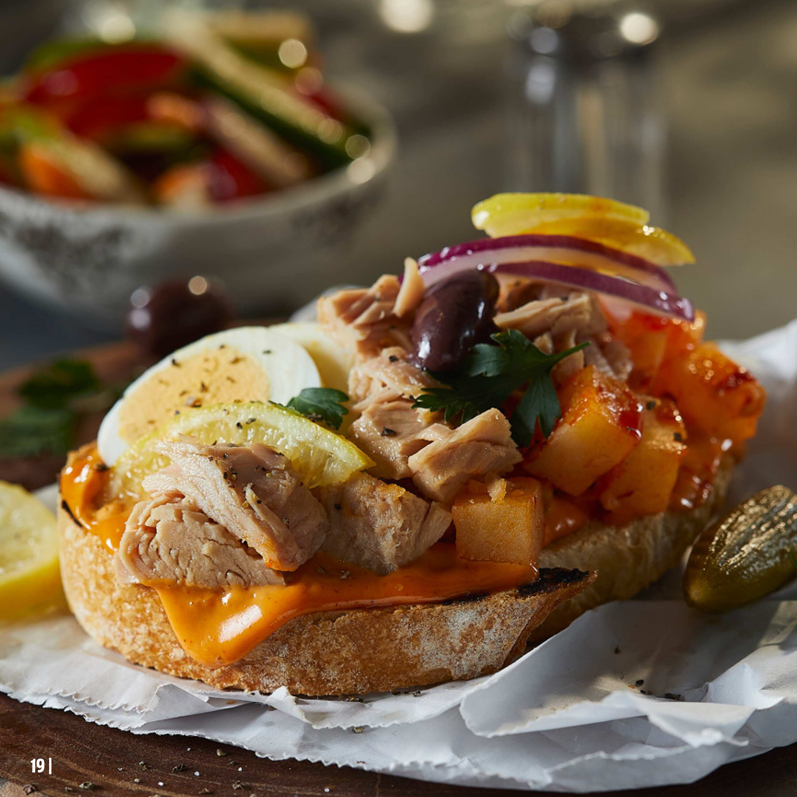 כריך בסגנון טוניסאי עם טונה, תפוא, מלפפון חמוץ, בצל, אריסה ולימון כבוש